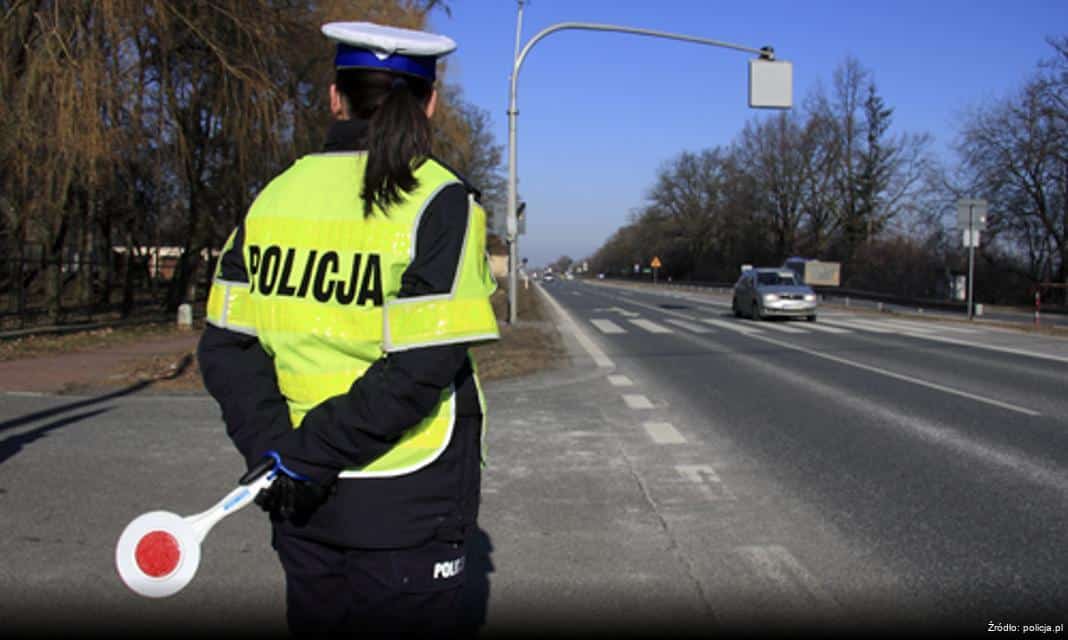 Jak postępować, gdy policjant kieruje ruchem drogowym?